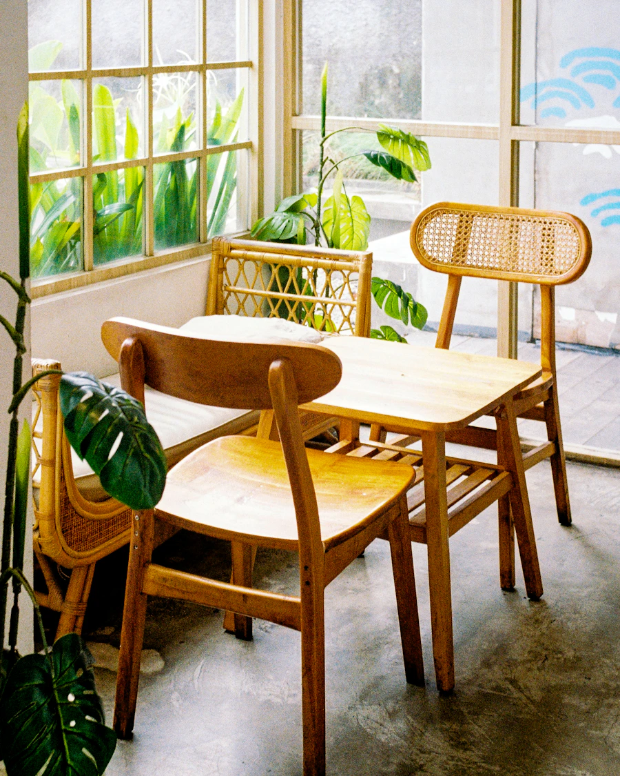 Café luminoso con mesas de madera y plantas